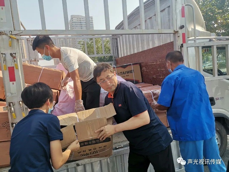ZOBO董事长张新峰作为声光视讯行业联盟代表赴豫芒温暖灾区，传递爱心