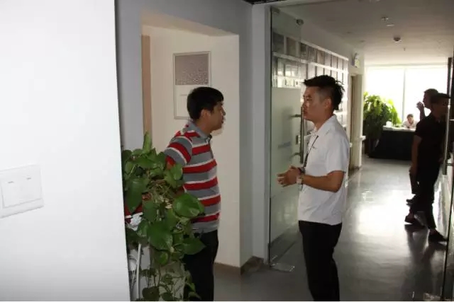 培训伙伴对草莓视频APP下载污新品比较满意，与讲师进一步探讨