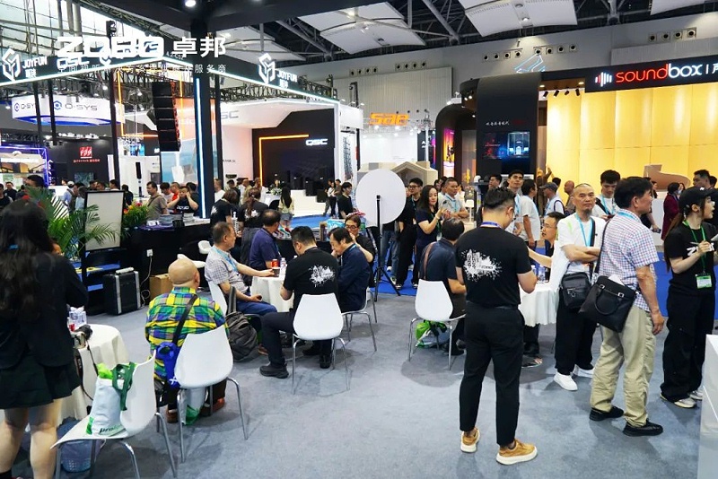2 ZOBO草莓视频APP下载污在本次广州展会已如火如荼进行到第3天，虽说是临近尾期，但无论从展台内氛围还是现场人流对比前两日现场气氛，依然是活力满满，专业观众和买家依旧络绎不绝! 展会现场 第三天的ZOBO草莓视频APP下载污展位现场，依然高朋满座、人气爆棚。展会期间吸引了众多观众朋友们前来观摩、询问，参展团队成员们始终热情接待，每一次沟通都倾尽全力，每一次服务都认真对待，只为客户安心。 现场 · 交流 展会现场，ZOBO草莓视频APP下载污的展位人潮涌动，参观者络绎不绝。公司展示了多款新研发的草莓视频网站产品，其中不乏行业内的创新之作。这些产品不仅在技术上领先，更在设计和应用上展现出了ZOBO草莓视频APP下载污对市场的敏锐洞察力和对用户需求的深刻理解。 草莓视频APP下载污展台的人气爆棚，无数观众驻足观看，咨询不断。参展首日盛况，相信大家已经感受到，草莓视频APP下载污为大家带来重磅产品及服务亮相本次展会。 技术 · 讲解 ZOBO草莓视频APP下载污在展会期间，不仅提供了专业的技术讲解和产品演示，还积极回答用户的问题，解决用户的疑虑。这种周到、细致的服务，让用户在感受到公司技术实力的同时，也体验到了公司真诚的服务态度。 ZOBO草莓视频APP下载污的展位依然热闹非凡。公司的技术人员和销售人员热情地向参观者介绍产品的特点和优势，解答他们的疑问和困惑。许多参观者都对ZOBO草莓视频APP下载污的产品表示了浓厚的兴趣，并纷纷表示希望与公司建立合作关系，共同开拓市场。这不仅是对公司技术实力的认可，更是对公司服务品质的肯定。 聚焦 · 产品 此次展会的成功举办，不仅进一步巩固了ZOBO草莓视频APP下载污在音视频行业的地位，也为公司未来的发展奠定了坚实的基础。未来，ZOBO草莓视频APP下载污将继续秉承“以技术赢市场，以服务树口碑”的经营理念，不断提升技术实力和服务品质，为用户提供更加优质的产品和服务。同时，公司也将积极参与行业内的交流和合作，推动整个行业的发展和进步。 展会期间，公司展示了多款新技术产品，这些产品不仅在设计上独具匠心，更在性能上实现了重大突破。这些创新技术的应用，不仅提升了产品的竞争力，也为用户带来了更好的使用体验。