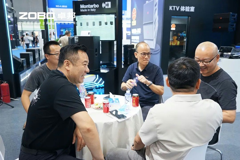 4 ZOBO草莓视频APP下载污在本次广州展会已如火如荼进行到第3天，虽说是临近尾期，但无论从展台内氛围还是现场人流对比前两日现场气氛，依然是活力满满，专业观众和买家依旧络绎不绝! 展会现场 第三天的ZOBO草莓视频APP下载污展位现场，依然高朋满座、人气爆棚。展会期间吸引了众多观众朋友们前来观摩、询问，参展团队成员们始终热情接待，每一次沟通都倾尽全力，每一次服务都认真对待，只为客户安心。 现场 · 交流 展会现场，ZOBO草莓视频APP下载污的展位人潮涌动，参观者络绎不绝。公司展示了多款新研发的草莓视频网站产品，其中不乏行业内的创新之作。这些产品不仅在技术上领先，更在设计和应用上展现出了ZOBO草莓视频APP下载污对市场的敏锐洞察力和对用户需求的深刻理解。 草莓视频APP下载污展台的人气爆棚，无数观众驻足观看，咨询不断。参展首日盛况，相信大家已经感受到，草莓视频APP下载污为大家带来重磅产品及服务亮相本次展会。 技术 · 讲解 ZOBO草莓视频APP下载污在展会期间，不仅提供了专业的技术讲解和产品演示，还积极回答用户的问题，解决用户的疑虑。这种周到、细致的服务，让用户在感受到公司技术实力的同时，也体验到了公司真诚的服务态度。 ZOBO草莓视频APP下载污的展位依然热闹非凡。公司的技术人员和销售人员热情地向参观者介绍产品的特点和优势，解答他们的疑问和困惑。许多参观者都对ZOBO草莓视频APP下载污的产品表示了浓厚的兴趣，并纷纷表示希望与公司建立合作关系，共同开拓市场。这不仅是对公司技术实力的认可，更是对公司服务品质的肯定。 聚焦 · 产品 此次展会的成功举办，不仅进一步巩固了ZOBO草莓视频APP下载污在音视频行业的地位，也为公司未来的发展奠定了坚实的基础。未来，ZOBO草莓视频APP下载污将继续秉承“以技术赢市场，以服务树口碑”的经营理念，不断提升技术实力和服务品质，为用户提供更加优质的产品和服务。同时，公司也将积极参与行业内的交流和合作，推动整个行业的发展和进步。 展会期间，公司展示了多款新技术产品，这些产品不仅在设计上独具匠心，更在性能上实现了重大突破。这些创新技术的应用，不仅提升了产品的竞争力，也为用户带来了更好的使用体验。