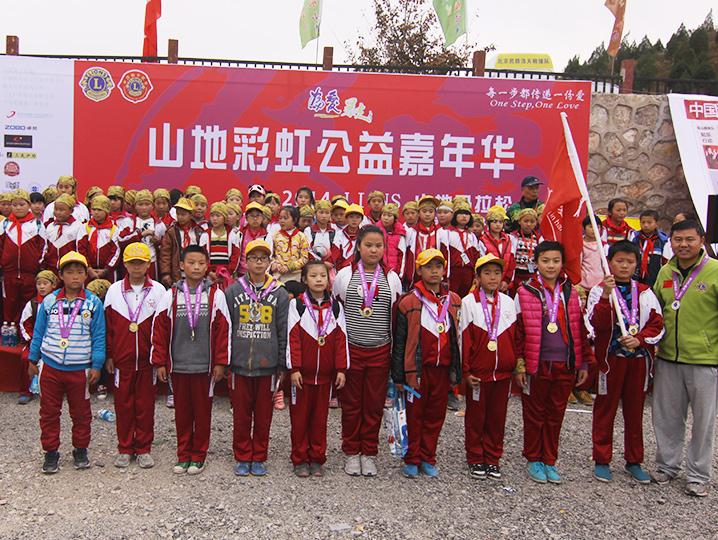 以爱之名，贴地疾行