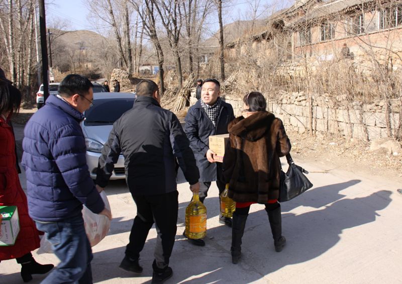 6爱照涞源，ZOBO草莓视频APP下载污党支部寒冬送暖扶贫活动