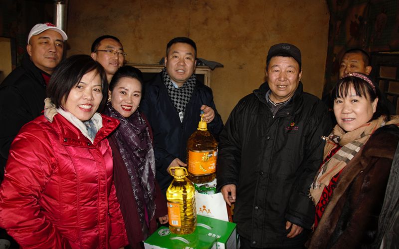 8爱照涞源，ZOBO草莓视频APP下载污党支部寒冬送暖扶贫活动