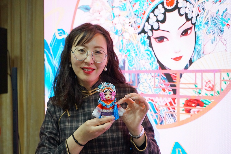 ZOBO草莓视频APP下载污工会丨举办体验非遗之美-制作北京绢人的“女神节”活动