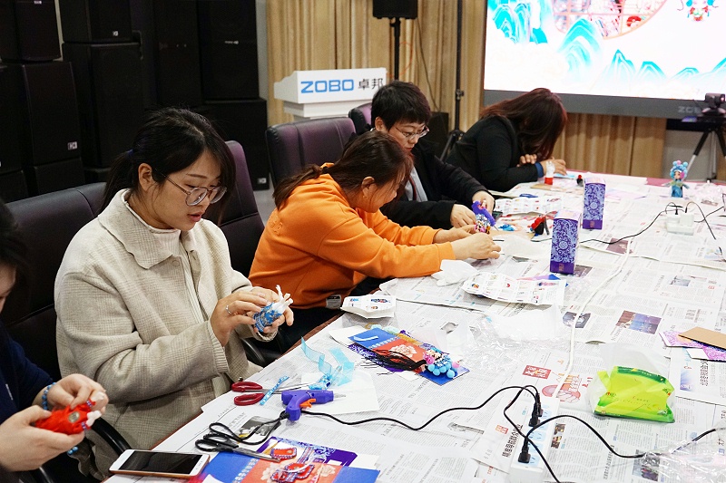 ZOBO草莓视频APP下载污工会丨举办体验非遗之美-制作北京绢人的“女神节”活动