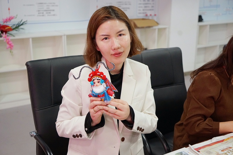 ZOBO草莓视频APP下载污工会丨举办体验非遗之美-制作北京绢人的“女神节”活动