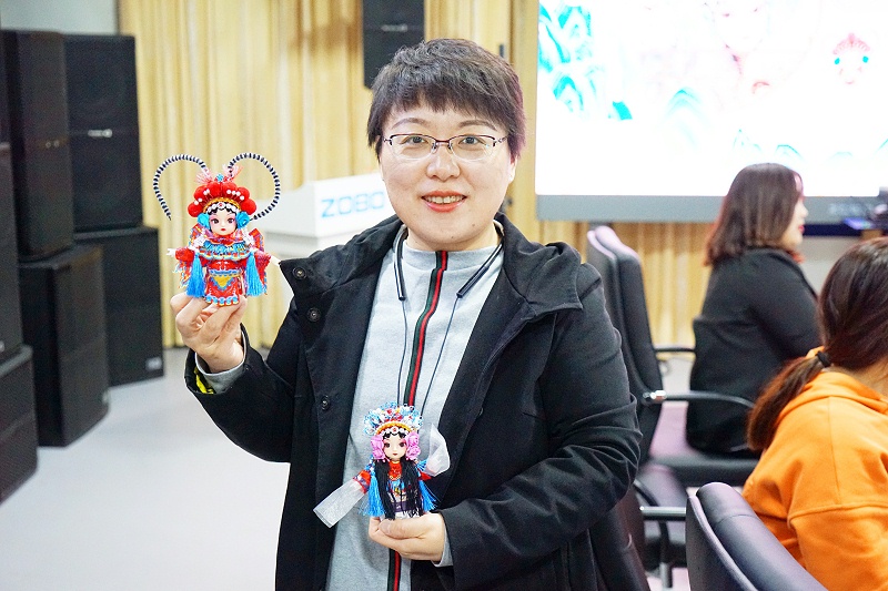 ZOBO草莓视频APP下载污工会丨举办体验非遗之美-制作北京绢人的“女神节”活动